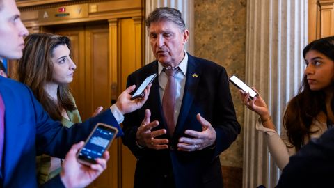 El senador demócrata Joe Manchin mientras conversaba con reporteros en el Senado el 12 de febrero de 2024.