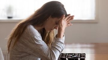 7 señales de que alguien tiene depresión de alto funcionamiento, según un terapista