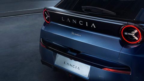 Lancia innova con su auto eléctrico.