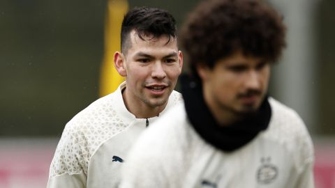 El delantero mexicano Hirving "Chucky" Lozano durante un entrenamiento previo al duelo del PSV ante el Borussia Dortmund.