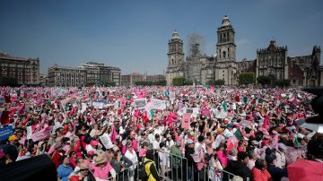 Miles acusan al gobierno de López Obrador de corrupto en las marchas por la democracia en México