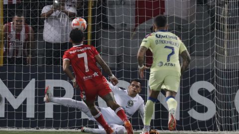 Byron Bonilla del Real Estelí en el momento de anotar el penalty que puso adelante a su equipo sobre el América. Foto:Jorge Torres