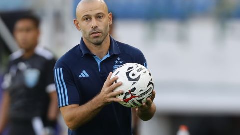 AMDEP7025. CARACAS (VENEZUELA), 11/02/2024.- El seleccionador de Argentina Javier Mascherano pasa un balón ante Brasil hoy, en un partido del Torneo Preolímpico Sudamericano Sub-23 en el estadio Nacional Brígido Iriarte en Caracas (Venezuela). EFE/ Rayner Peña R