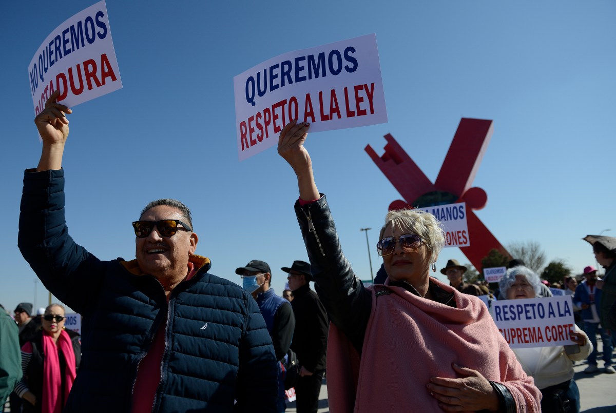 Miles acusan al gobierno de López Obrador de corrupto en las marchas por la democracia en México