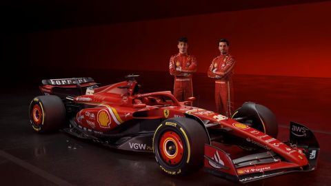 -FOTODELDIA- ROMA, 13/02/2024.- Los pilotos Carlos Sainz (d) y Charles Leclercposan durante la presentación del 'SF-24', el nuevo monoplaza de la escudería italiana Ferrari para el próximo Mundial, el último que pilotará Sainz, pues dejará su asiento en 2025 al inglés y siete veces campeón 'Sir' Lewis Hamilton. EFE/FERRARI/SOLO USO EDITORIAL/SOLO DISPONIBLE PARA ILUSTRAR LA NOTICIA QUE ACOMPAÑA (CRÉDITO OBLIGATORIO)