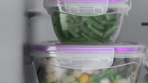 Comida en envases plásticos y partos prematuros: cómo se relacionan según un estudio
