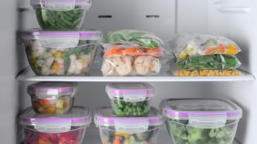 Comida en envases plásticos y partos prematuros: cómo se relacionan según un estudio