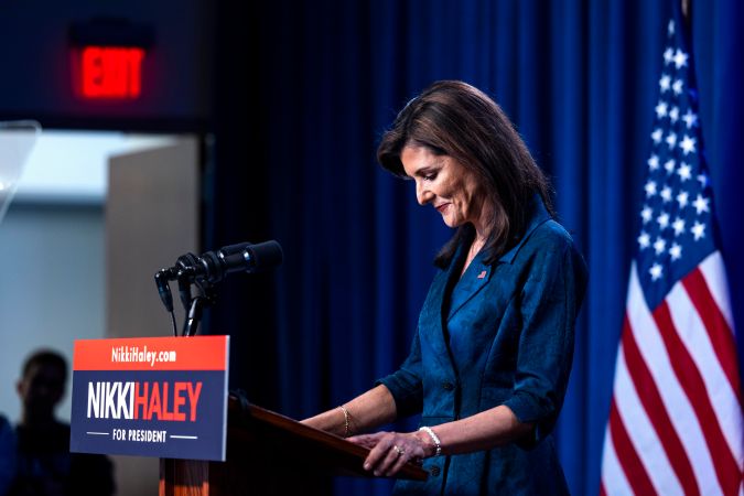 Nikki Haley se niega a renunciar en carrera republicana e intensifica los ataques contra Trump