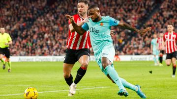 El defensa del Athletic Yeray pelea un balón con el delantero canadiense del Mallorca Cyle Larin durante el partido de LaLiga disputado el viernes en el estadio de San Mamés.