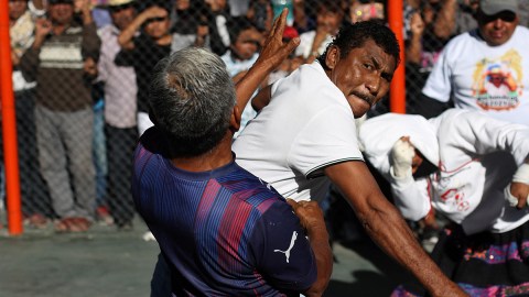 Peleas a puño limpio en Carnaval de Zitlala