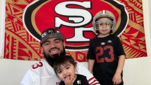 José Alvarez y sus hijos Jacob (2) y Julian (5) son aficionados de los 49ers.