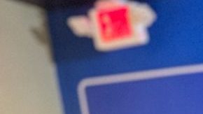 Ysabel Jurado plaatica con un miembro de Boyle Heights Bridge Runners.