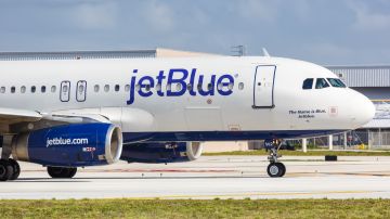 Dos aviones de JetBlue chocaron en la pista de un aeropuerto de Boston: "No se reportaron heridos"