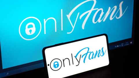 Escuela de Florida expulsó a los hijos de una mujer por promocionar su Onlyfans con una calcomanía en el auto