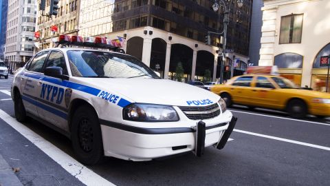 Migrantes que golpearon a policías de Nueva York usaron nombres falsos para huir a California