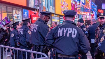 Con risas y obscenidades: así salieron de prisión los migrantes que atacaron a policías en Nueva York