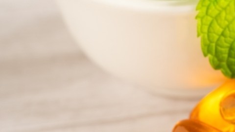 Las vitaminas son nutrientes esenciales para el funcionamiento del cuerpo humano, obtenidas principalmente a través de la dieta o suplementos, y juegan un papel crucial en el mantenimiento de la salud y la prevención de enfermedades