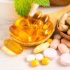 Las vitaminas son nutrientes esenciales para el funcionamiento del cuerpo humano, obtenidas principalmente a través de la dieta o suplementos, y juegan un papel crucial en el mantenimiento de la salud y la prevención de enfermedades