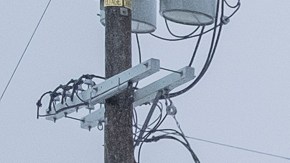 Trabajadores del Departamento de Agua y Energía (LADWP) arreglan un bache.