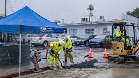 Trabajadores del Departamento de Agua y Energía (LADWP) arreglan un bache.