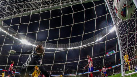 MADRID, 17/03/2024.- El portero del Atlético Jan Oblack recibe el tercer gol ante el Barcelona, durante el partido de Liga en Primera División que Atlético de Madrid y FC Barcelona disputan este domingo en el estadio Metropolitano. EFE/Juanjo Martín