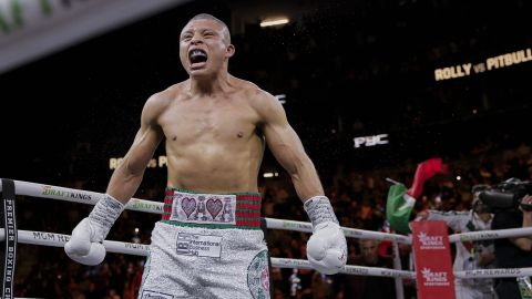 Isaac "Pitbull" Cruz eufórico tras lograr la mejor victoria de su carrera en el boxeo y convertirse en campeón del mundo.