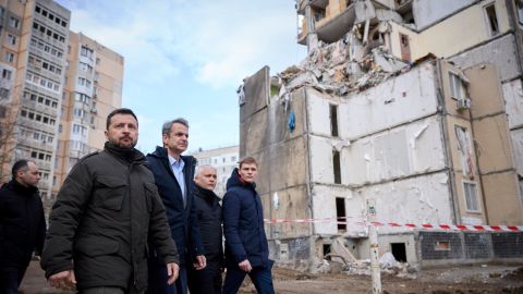 Misil explota cerca de la reunión del presidente ucraniano Volodímir Zelenski; reportan cinco muertos