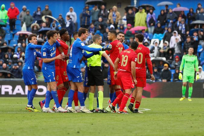 Los jugadores del Sevilla y Getafe cruzando palabras durante el encuentro de este sábado en el estadio Coliseum de Madrid.