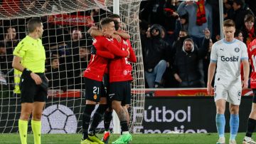 Los jugadores del Mallorca celebrando su quinta victoria después de haber disputado 27 jornadas en el campeonato español.