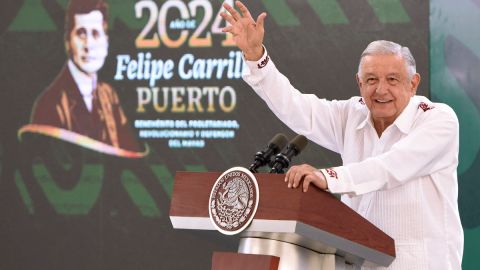 AMLO dice que hay "mano negra" de sus opositores en las protestas de Ayotzinapa en Palacio Nacional