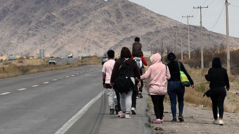 Aumenta la llegada de migrantes a la frontera de EE.UU. por retraso en la entrada en vigor de la ley SB4