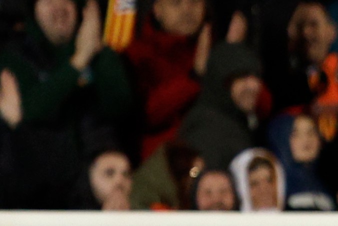 Los jugadores del Real Madrid reclamando al árbitro principal Gil Manzano después de anular el gol de Jude Bellingham.
