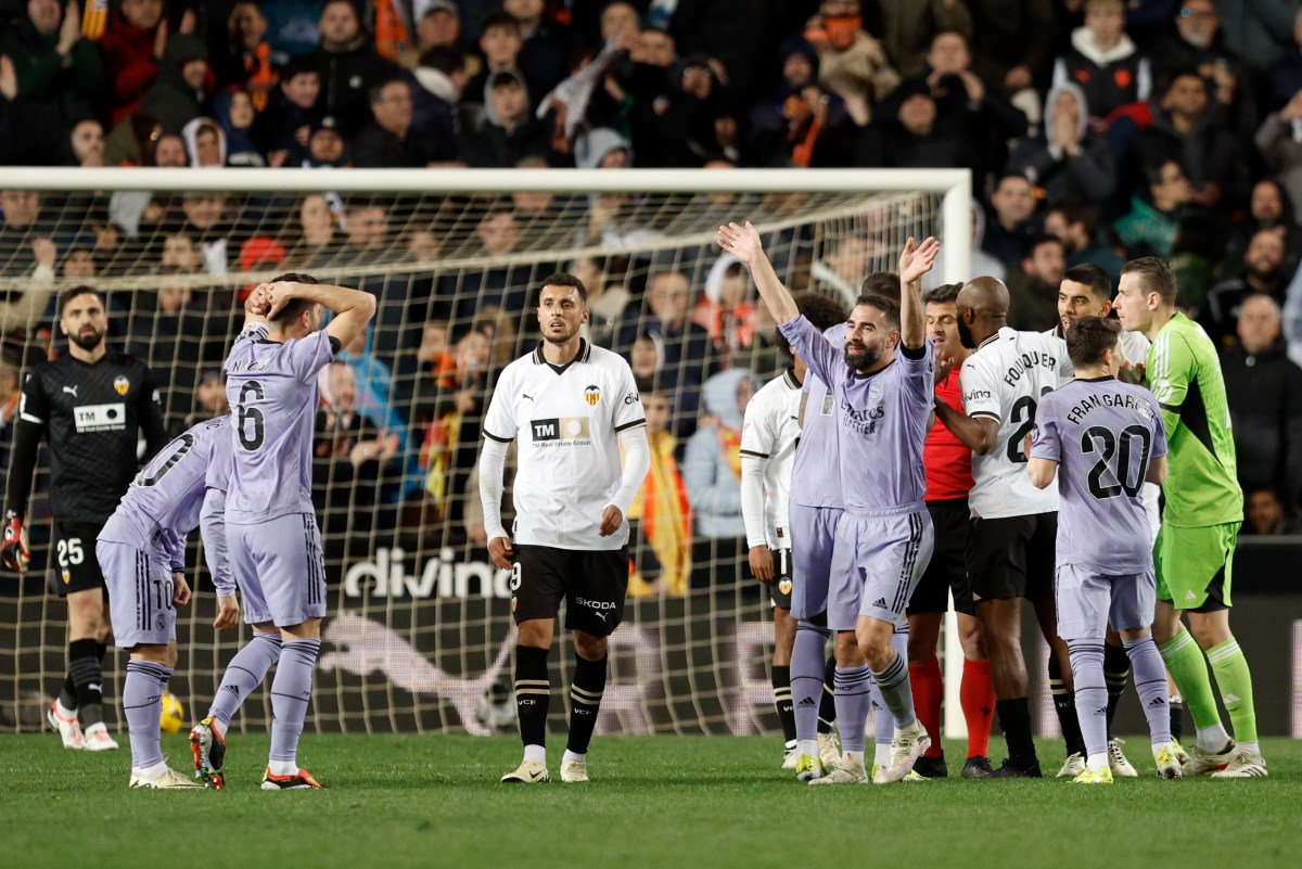 Los jugadores del Real Madrid reclamando al árbitro principal Gil Manzano después de anular el gol de Jude Bellingham.