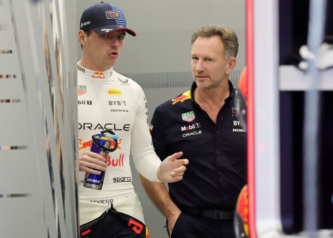 El piloto neerlandés Max Verstappen conversando con el director de la escudería Red Bull, Christian Horner, previo al Gran Premio de Arabia Saudita.