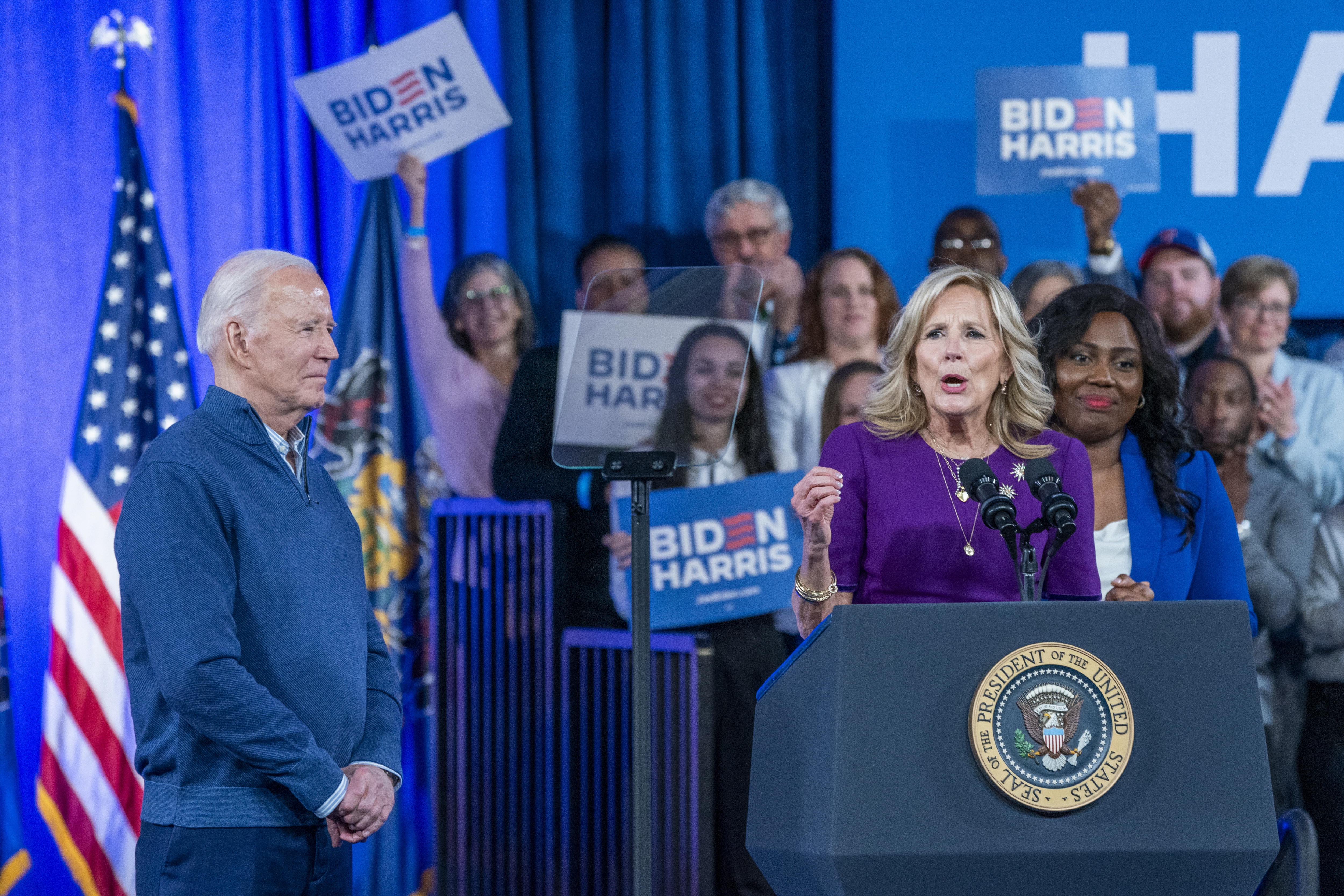 La primera dama Jill Biden pronuncia un discurso durante un mitin de campaña en la escuela secundaria Strath Haven en Wallingford, Pennsylvania.