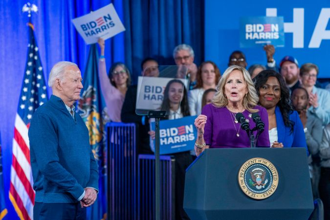 La primera dama Jill Biden pronuncia un discurso durante un mitin de campaña en la escuela secundaria Strath Haven en Wallingford, Pennsylvania.