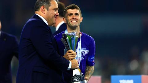 . ARLINGTON (ESTADOS UNIDOS), 24/03/2024.- Christian Pulisic (c) de Estados Unidos recibe el trofeo y celebra el triunfo ante México este domingo, en el partido de la final de La Liga de Naciones de la Concacaf en el estadio AT&T, en Arlington (EE.UU.). EFE/ Carlos Ramírez