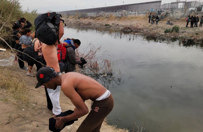 Aumenta la llegada de migrantes a la frontera de EE.UU. por retraso en la entrada en vigor de la ley SB4