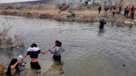 Aumenta la llegada de migrantes a la frontera de EE.UU. por retraso en la entrada en vigor de la ley SB4