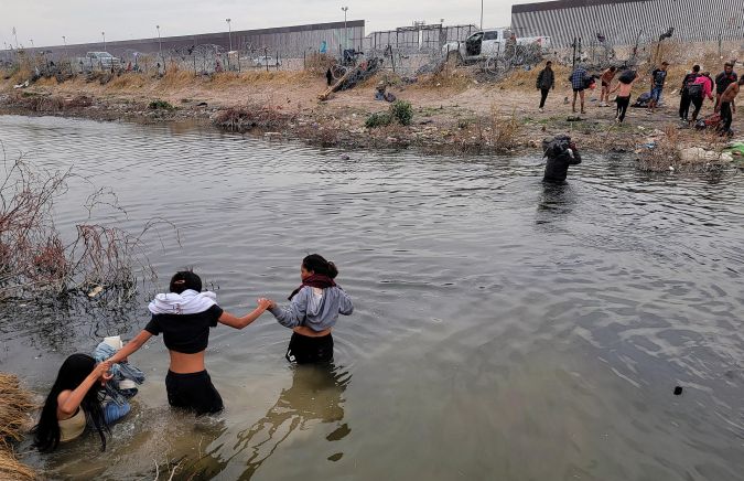 Aumenta la llegada de migrantes a la frontera de EE.UU. por retraso en la entrada en vigor de la ley SB4