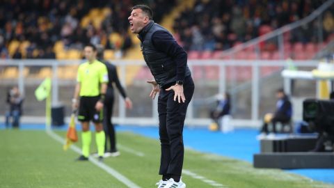 Lecce (Italy), 10/03/2024.- Lecce's coach Roberto D'Aversa yells during the Italian Serie A soccer match US Lecce vs Hellas Verona FC in Lecce, Italy, 10 March 2024. (Italia) EFE/EPA/ABBONDANZA SCURO LEZZI