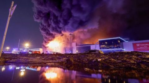 El auditorio atacado acabó envuelto en llamas.