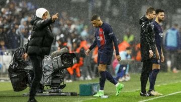 El capitán del PSG, Kylian Mbappé, saliendo del encuentro en el minuto 65, lo que no le sentó nada bien al delantero francés.
