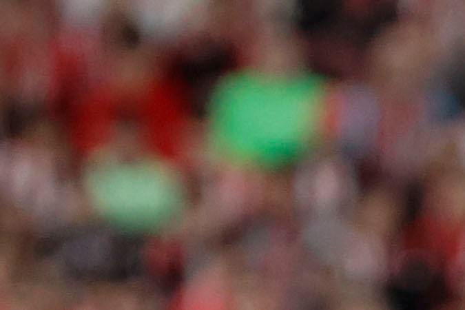 El delantero del Athletic Club, Iñaki Williams, con el balón ante el mediocampista brasileño del FC Barcelona, Raphinha, durante el encuentro disputado entre ambos equipos este domingo por la jornada 27 de LaLiga.