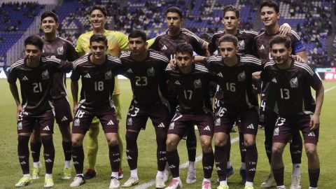 MEX2861. PUEBLA (MÉXICO), 25/03/2024.- Jugadores de México Sub 23 se forman ante Argentina durante un partido amistoso este lunes, en el estadio Cuauhtémoc en Puebla (México). EFE/ Hilda Ríos