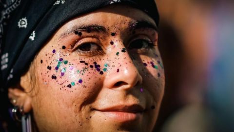 Una mujer participa durante la movilización para conmemorar el Día Internacional de la Mujer, en Buenos Aires, Argentina, el 8 de marzo de 2024.