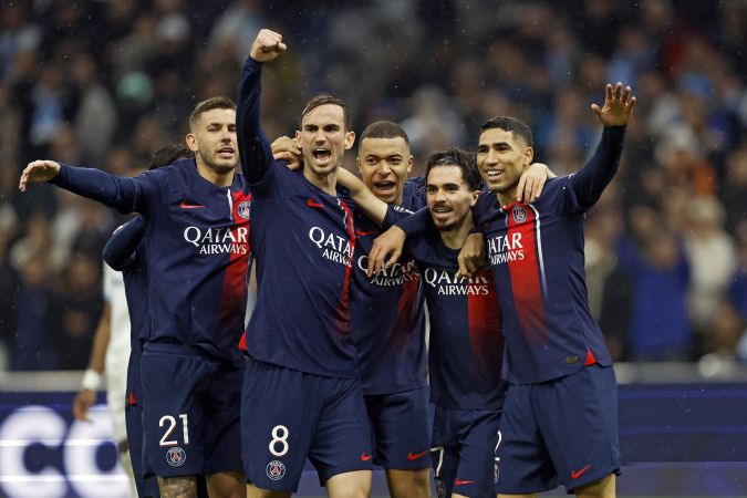 Los jugadores del París Saint-Germain celebrando la anotación de Vitinha que abrió el marcador y encamino la victoria, tercera en fila para el cuadro de la capital francesa.