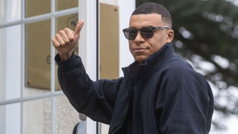 Kylian Mbappé todavía no ha definido lo que hará a partir de la próxima temporada cuando se termine su actual contrato con el PSG que de acuerdo con varios reportes ya habría decidido no renovar.