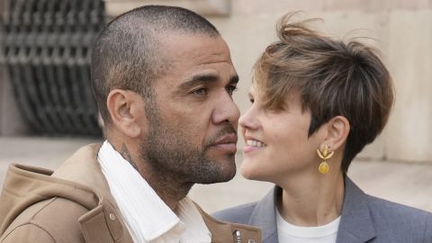 GRAFCAT2028. BARCELONA, 28/03/2024.- El futbolista Dani Alves, en libertad provisional desde el pasado lunes, junto a su abogada Inés Guardiola, a su salida de la Audiencia de Barcelona donde se ha presentado ante la secretaría de la sección 21 de la Audiencia de Barcelona, en la primera de las comparecencias semanales que le impuso el tribunal al fijar una fianza de un millón de euros para permitirle salir de la prisión. EFE/Enric Fontcuberta