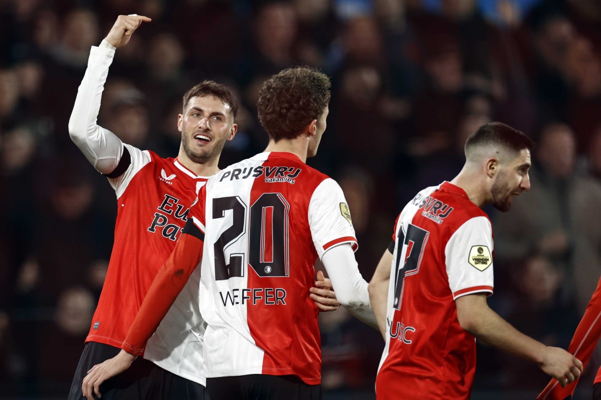 Santiago Giménez celebrando con sus compañeros el tanto que aportó en la victoria del Feyenoord el domingo por la jornada 25 de la Eredivisie.